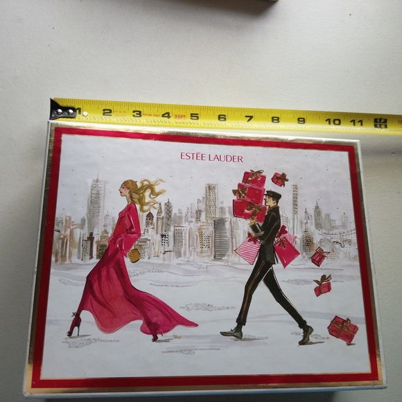 Estée Lauder Holiday Protect + Hydrate Gift 4pc Set - Picture 15 of 16